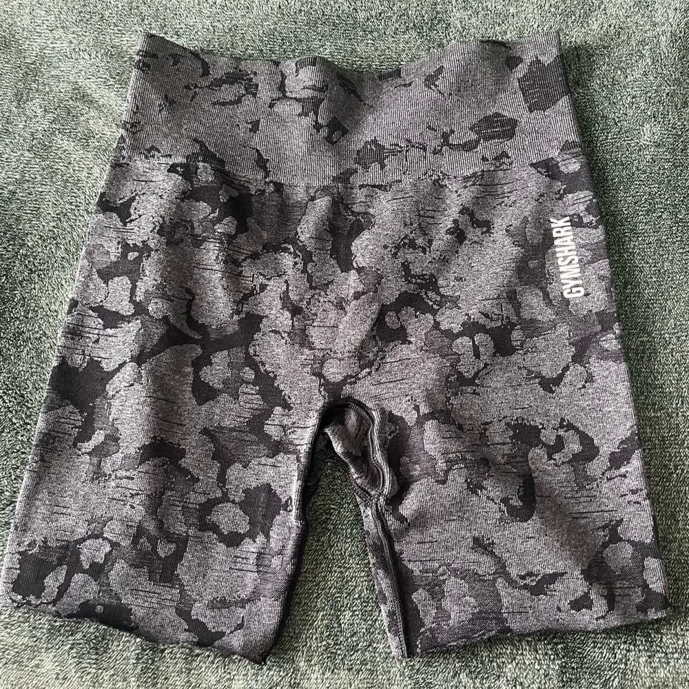 gymshark adapt camo leggings, size large